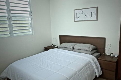 Een bed of bedden in een kamer bij Casa Carmen Culebra- Atenas