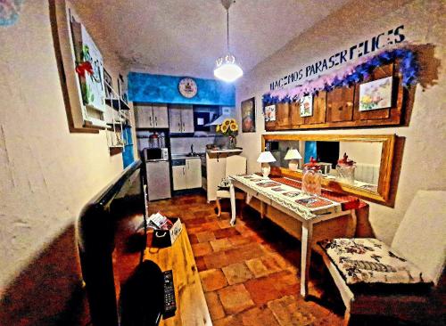 - un salon avec une table et une salle à manger dans l'établissement One bedroom house with city view at Cuenca, à Cuenca