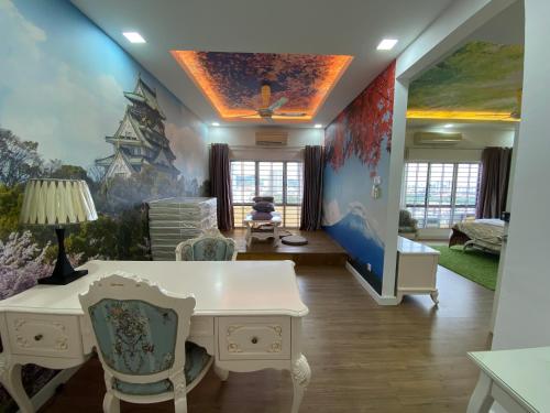 Cette chambre dispose d'un bureau et d'une peinture murale. dans l'établissement Puchong Setiawalk Residence By Iconique Espace, à Puchong