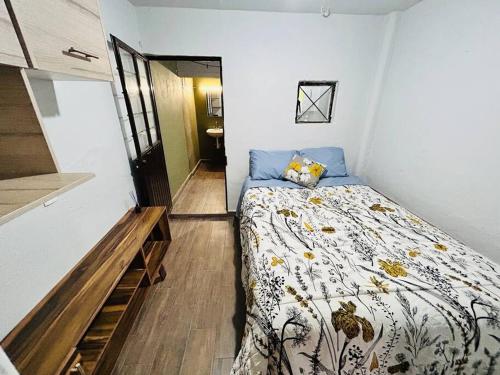 una piccola camera con un letto in una stanza di Cómodo y sencillo estudio bien ubicado a Guadalajara