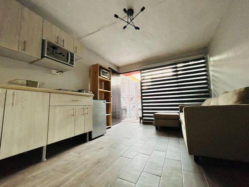 a small kitchen with a kitchenasteryasteryasteryasteryasteryasteryasteryasteryasteryastery at Cómodo y sencillo estudio bien ubicado in Guadalajara
