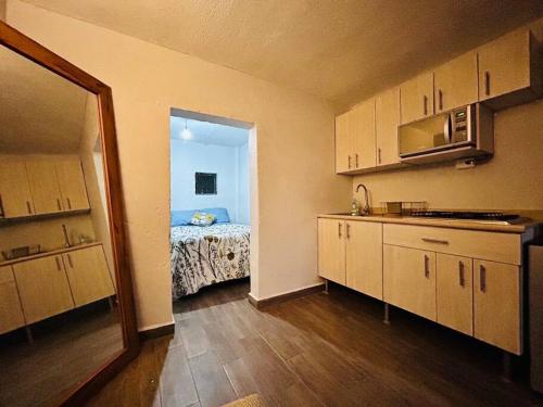 una cucina con una camera con un letto di Cómodo y sencillo estudio bien ubicado a Guadalajara