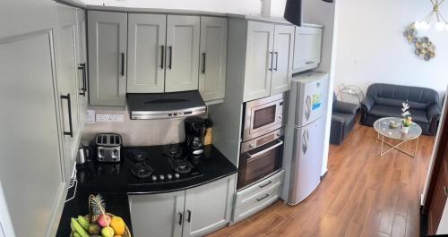 Η κουζίνα ή μικρή κουζίνα στο Aeonsky apartment Negombo beach and airport