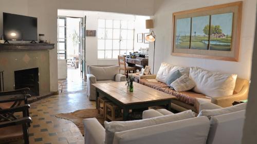 a living room with a couch and a table at Estancia Laserca 