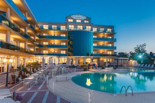 um hotel com piscina em frente a um edifício em Hotel Valverde & Residenza em Cesenatico