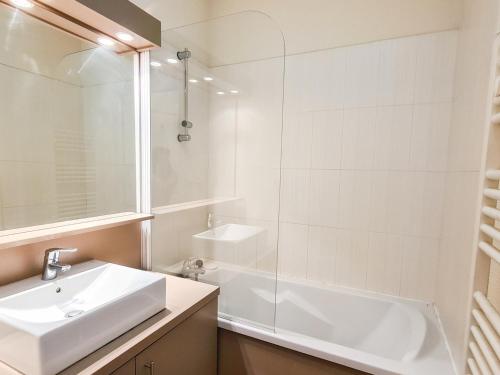een witte badkamer met een wastafel en een douche bij Appartement Flaine, 3 pièces, 6 personnes - FR-1-425-138 in Flaine