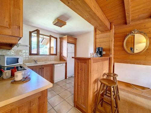 Kuchyň nebo kuchyňský kout v ubytování Appartement spacieux 8 pers, au pied des pistes, sauna, cheminée - FR-1-344-725