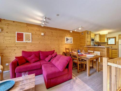 un salon avec un canapé rouge et une table dans l'établissement Appartement en duplex, 3 pièces, au pied des pistes, balcon, casier à ski, classé 3 flocons or - FR-1-344-908, à Saint-Martin-de-Belleville