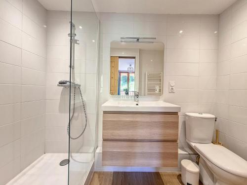 a bathroom with a shower and a sink and a toilet at Appartement en duplex, 3 pièces, au pied des pistes, balcon, casier à ski, classé 3 flocons or - FR-1-344-908 in Saint-Martin-de-Belleville