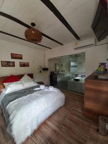 ein Schlafzimmer mit einem großen Bett in einem Zimmer in der Unterkunft La Bota del Gigante in Gigante