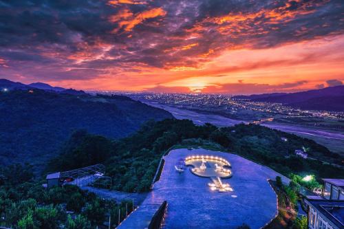 a view of a river and a city at sunset at 玉蘭函館民宿Yulan Hokodate in Datong