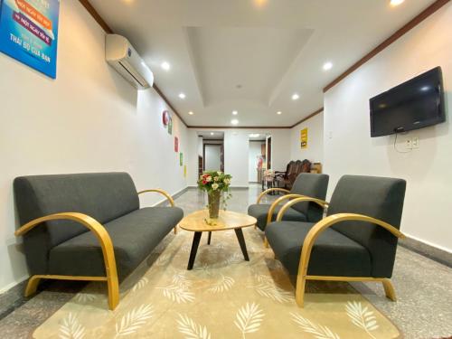 Khu vực ghế ngồi tại Căn hộ Hoàng Anh DakLak Ngay trung tâm Full nội thất 3PN thoải mái cho 8-12 người