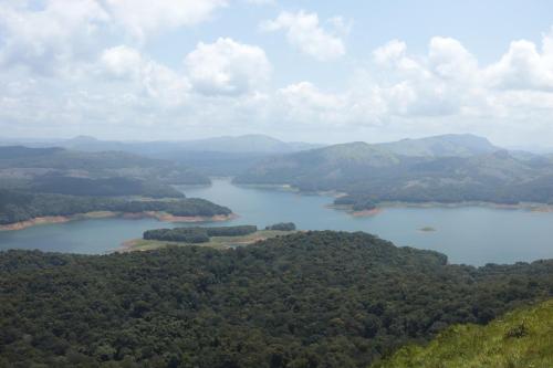 uma vista aérea de um lago nas montanhas em ASHRAMAM HEALTH RESORT em Kattappana