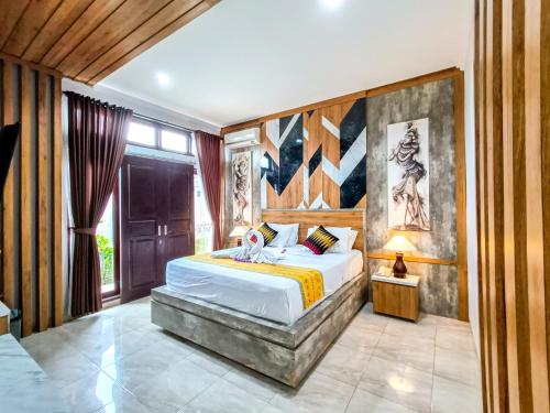 1 dormitorio con 1 cama grande en una habitación en Wisata Bintang Hotel, en Ubud