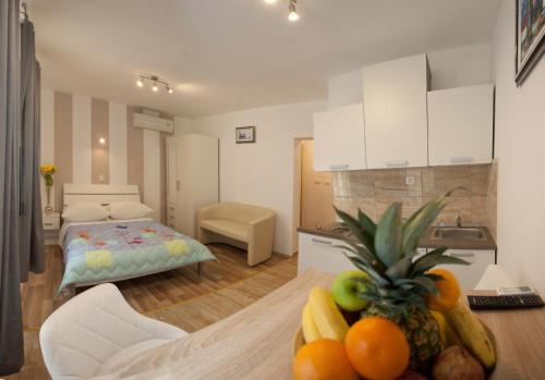 uma cozinha e uma sala de estar com uma mesa com frutas em Central Luxury Rooms Izidor em Split