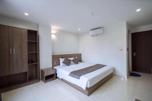 um quarto com uma grande cama branca num quarto em AURORA BÃI CHÁY HẠ LONG em Ha Long