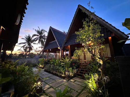 een huis met veel planten ervoor bij Dupa Ubud in Ubud