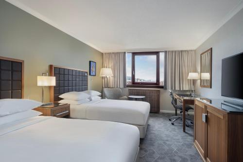 Katil atau katil-katil dalam bilik di Delta Hotels by Marriott Swansea