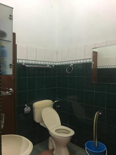 La salle de bains est pourvue de toilettes et d'un lavabo. dans l'établissement Samba Guest House, Kota Bharu, Kelantan, à Kota Bharu