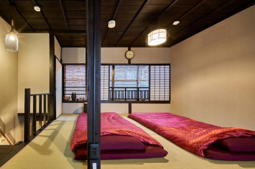 una stanza con un letto nell'angolo di una stanza di おやど紀伊国屋 丸山町 庭 a Nagasaki