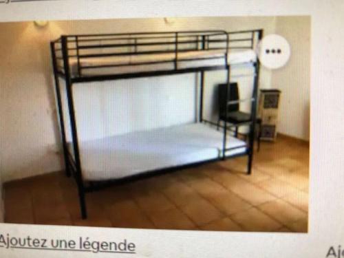 - une chambre avec 2 lits superposés et une chaise dans l'établissement F3 HOCHE 2 éme étage, à Coursan