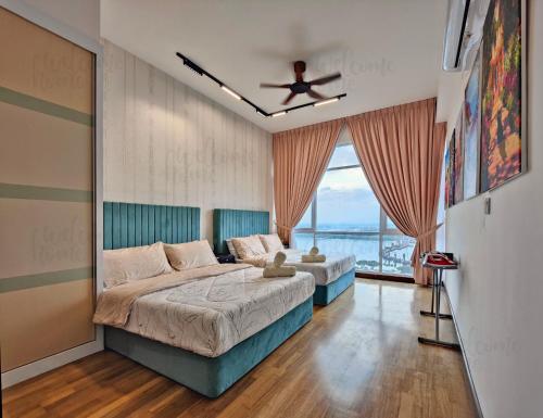 sypialnia z 2 łóżkami i wentylatorem sufitowym w obiekcie Paragon Suites CIQ Homestay by WELCOME HOME w mieście Johor Bahru