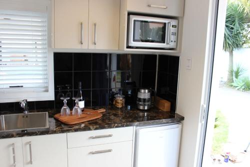 Η κουζίνα ή μικρή κουζίνα στο The Pool House Bed & Breakfast - Near Marine Parade Napier