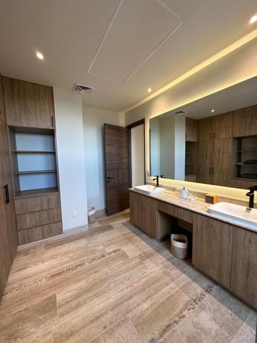 a bathroom with two sinks and a large mirror at Lujoso apartamento, Nuevo! in Cancún