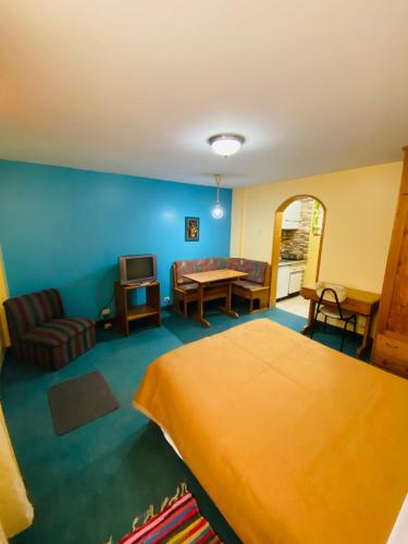 1 dormitorio con cama, sofá y mesa en Minidepartamento amoblado, en Cajamarca