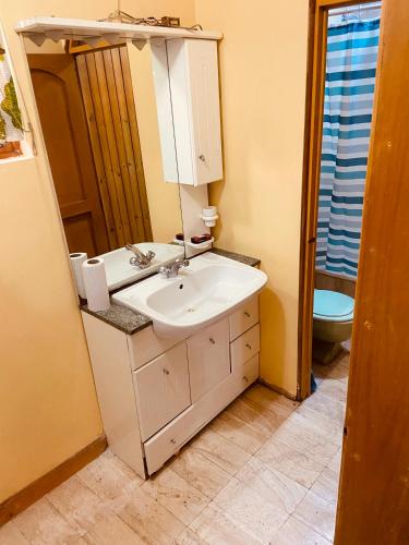 y baño con lavabo y aseo. en Minidepartamento amoblado, en Cajamarca