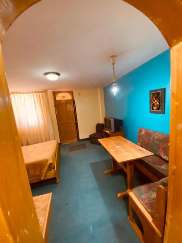 Habitación con mesa, cama y escritorio. en Minidepartamento amoblado, en Cajamarca