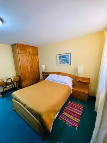 1 dormitorio con 1 cama grande en una habitación en Minidepartamento amoblado, en Cajamarca
