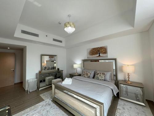 sypialnia z dużym łóżkiem i lustrem w obiekcie Mayan La Vie Yas Island 905 MB4 w Abu Zabi
