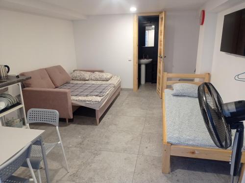 uma sala de estar com um sofá e uma cama em Apartment hotels parking akaciju1 em Vilnius