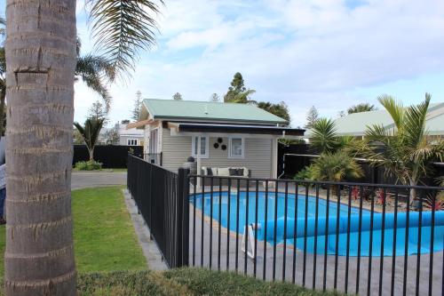 Πισίνα στο ή κοντά στο The Pool House Bed & Breakfast - Near Marine Parade Napier