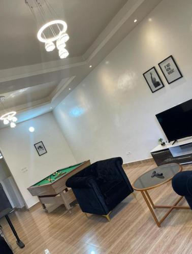 - un salon avec une table de ping-pong dans l'établissement AGIM-GUESTHOUSSE, à Abomey-Calavi