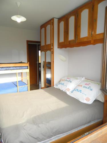 un lit avec deux oreillers dessus dans une chambre dans l'établissement Chambre d'Hôtes Les 3 Moulins, à Cozes