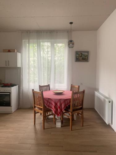 jadalnia ze stołem i 4 krzesłami w obiekcie Panorama ananuri guest house w mieście Ananuri