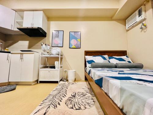 1 dormitorio con 2 camas y cocina en * * *N Affordable Urban Luxury, en Iloilo City