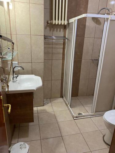 een badkamer met een douche en een wastafel bij PİTHANA OTEL in Corum