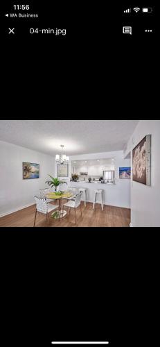 Una sala de estar con una mesa y una cocina. en Apartments TVG Miami by the ocean !, en Miami Beach