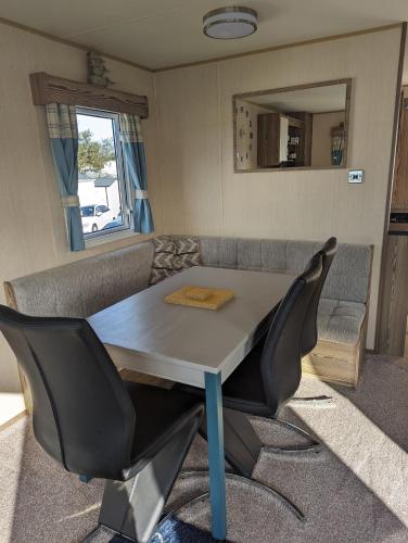 Ruang duduk di Caravan sleeps 8 at Littlesea, Weymouth