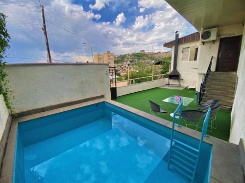 uma piscina no telhado de uma casa em VIP Hotel-Villa 3 in the center em Yerevan