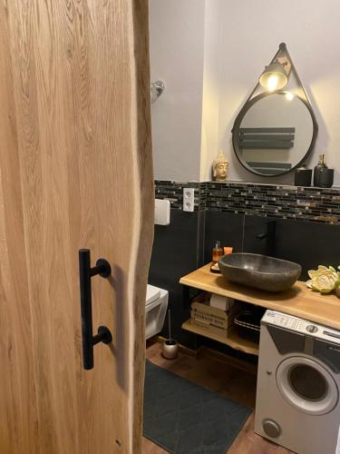 une salle de bain avec un lavabo et un miroir dans l'établissement LITTLE COTTAGE - Kleine Wohlfühloase, à Obernzell
