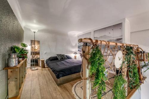ein Schlafzimmer mit einem Bett mit Efeu an der Wand in der Unterkunft Cabane pour vos vacances à 190m du lac d’Annecy in Menthon-Saint-Bernard
