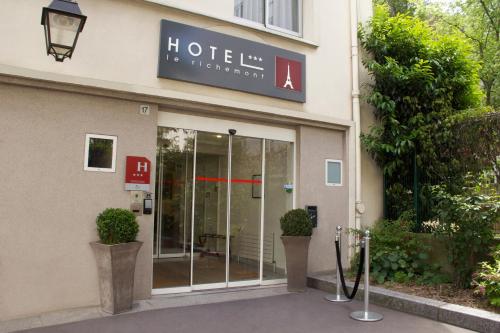 an entrance to a hotel with a glass door at Hotel Le Richemont in Paris