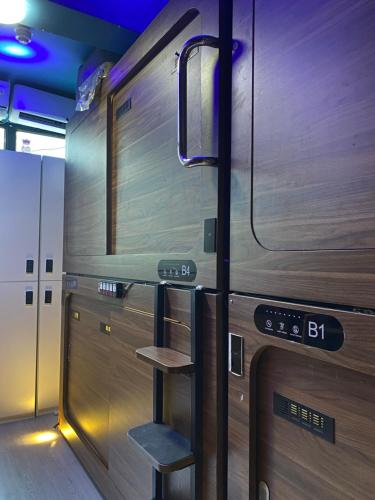 Un vagón de tren con una escalera a un lado. en Sleep Cubee Hostel, en Hong Kong