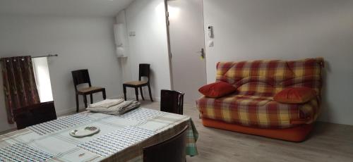 un salon avec un canapé et une table dans l'établissement LOU COUCUT, à Dolmayrac