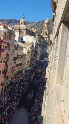 Una folla di persone in una strada in una città di Centro Catedral Carrera 27, 1 plaza de aparcamiento y NETFLIX gratis a Jaén