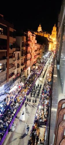 a city street filled with lots of traffic at night at Centro Catedral Carrera 27, 1 plaza de aparcamiento y NETFLIX gratis in Jaén